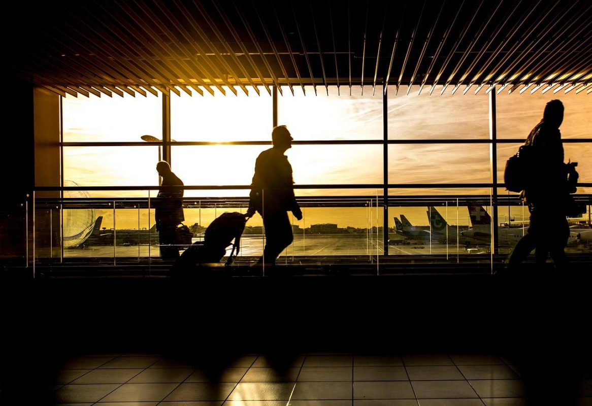 Traveler menerapkan tips long layover saat menunggu di terminal bandara